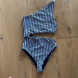 Beach Riot XS one piece swimsuit with cutout never worn one shoulder